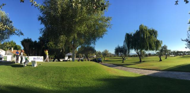 Jugadores realizando su golpe de salida en el hoyo 10 de Lauro Golf